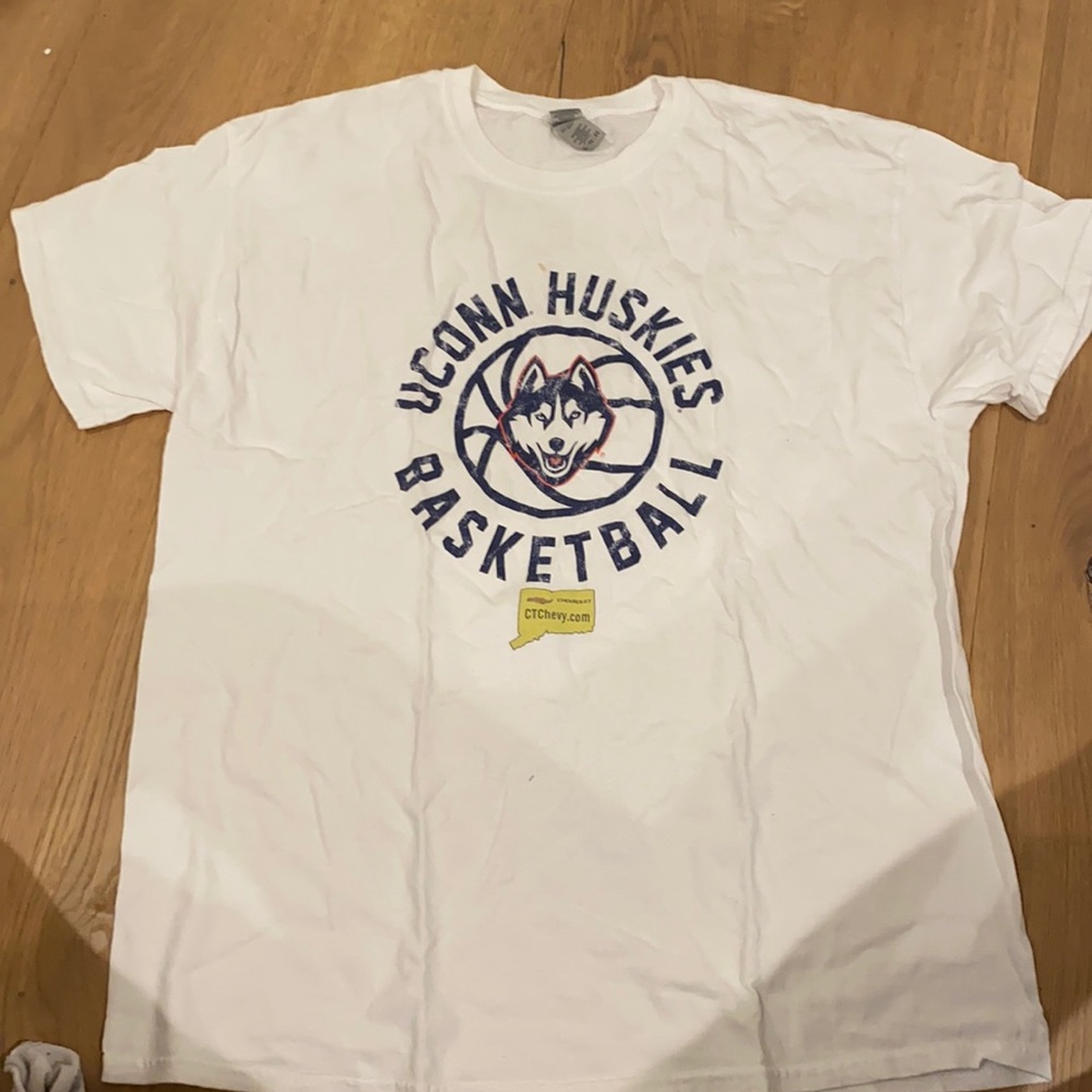 Uconn graphic tee.